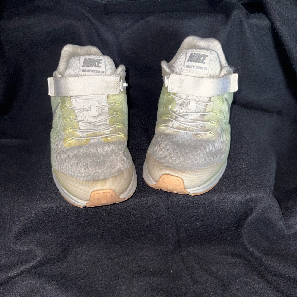 Nike White Sneakers Modern Athletic Design